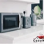 Lovely 2 Bed 2 Bath Flat & Parking By Cozynest