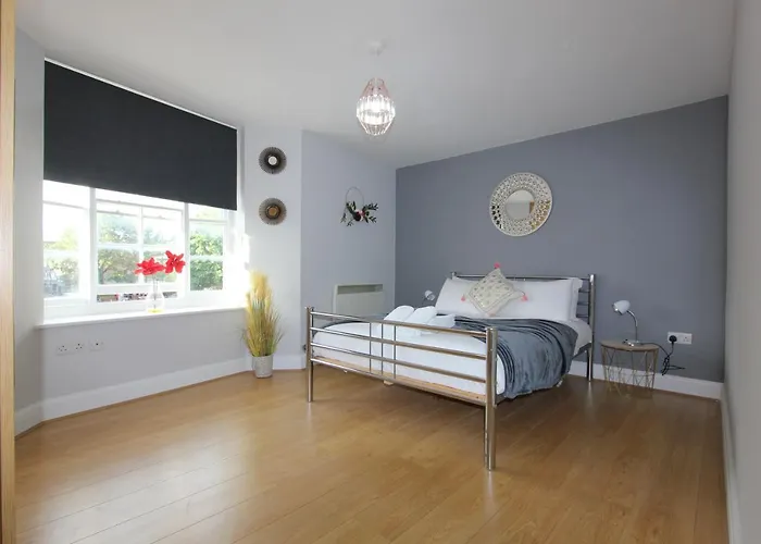 Lovely 2 Bed 2 Bath Flat & Parking By Cozynest
