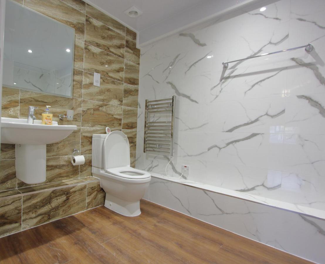 Lovely 2 Bed 2 Bath Flat & Parking By Cozynest * Reading