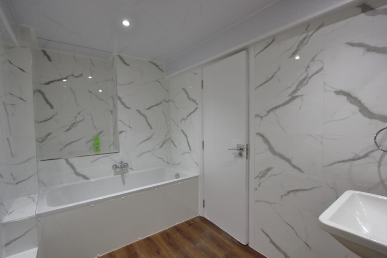 Lovely 2 Bed 2 Bath Flat & Parking By Cozynest Apartment