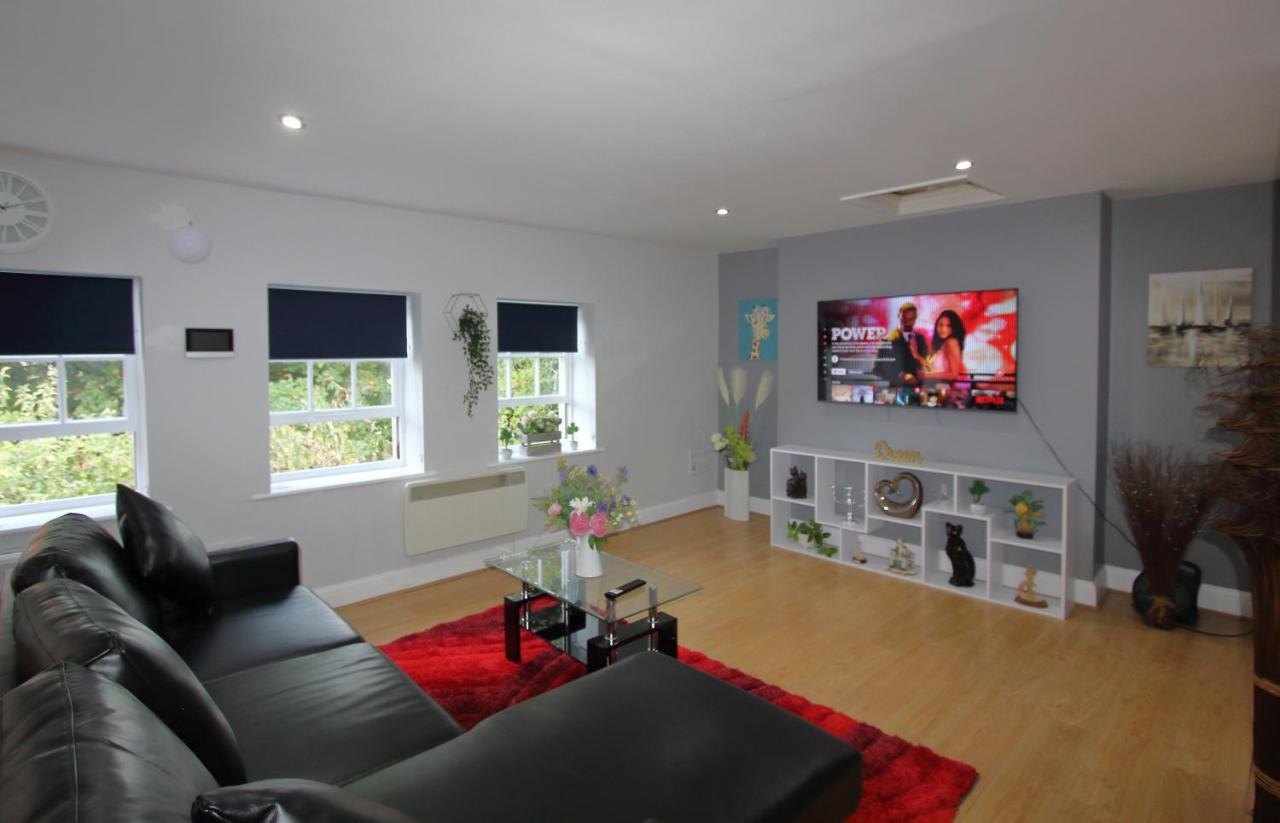Lovely 2 Bed 2 Bath Flat & Parking By Cozynest * Reading