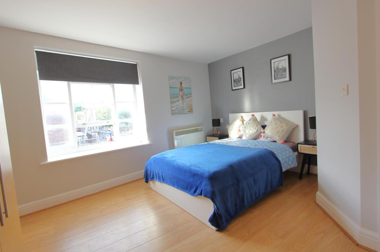 Lovely 2 Bed 2 Bath Flat & Parking By Cozynest Apartment Reading