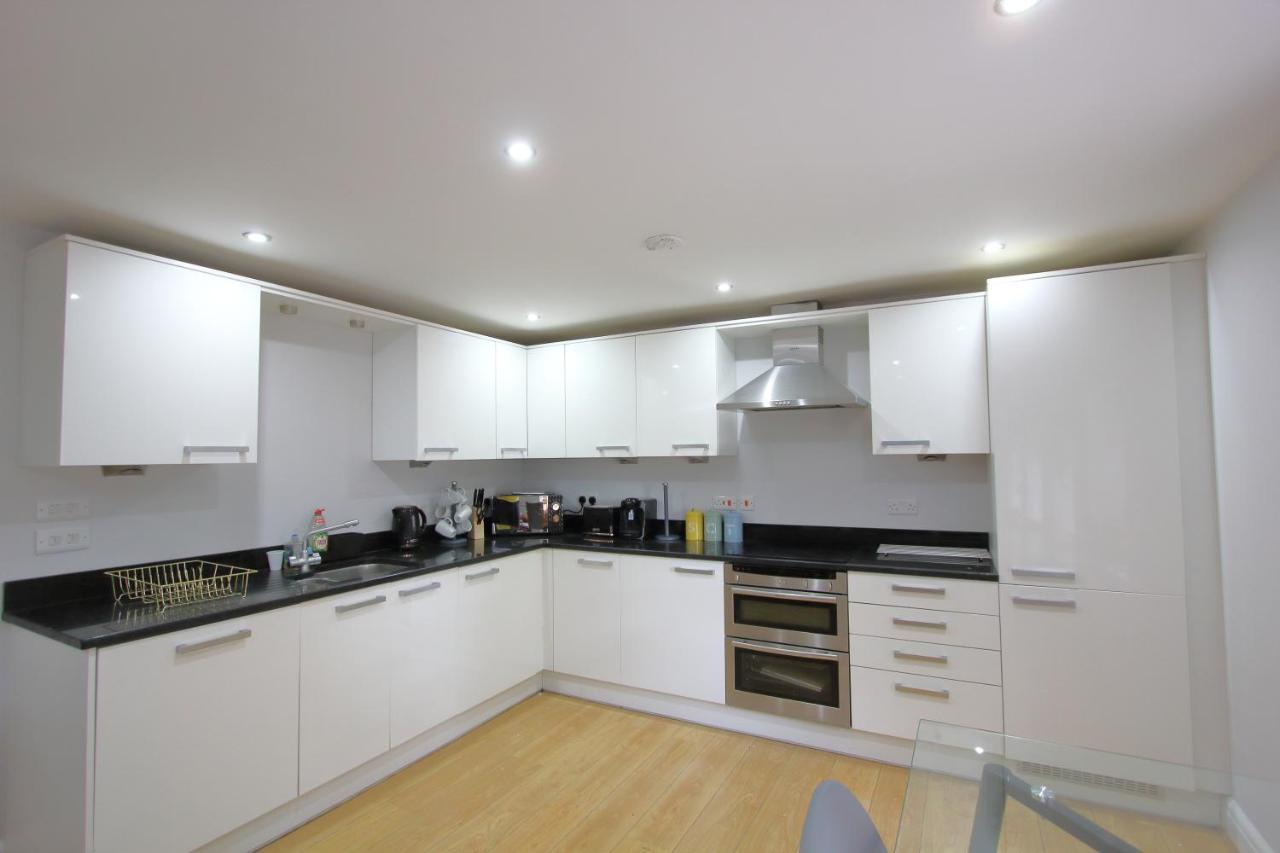 Lovely 2 Bed 2 Bath Flat & Parking By Cozynest Apartment *