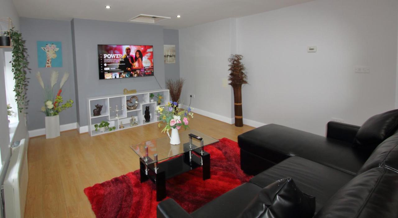 Lovely 2 Bed 2 Bath Flat & Parking By Cozynest * Reading