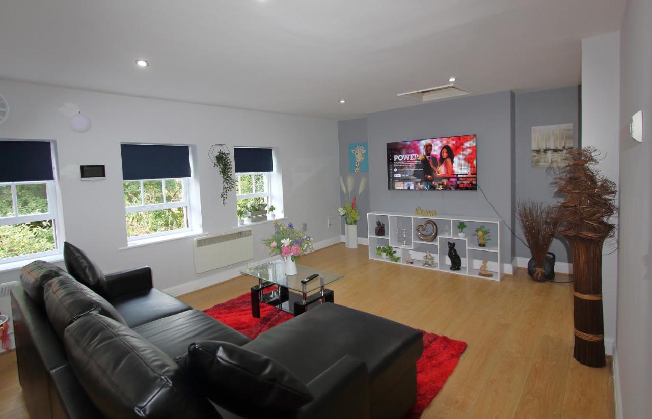Apartment Lovely 2 Bed 2 Bath Flat & Parking By Cozynest *