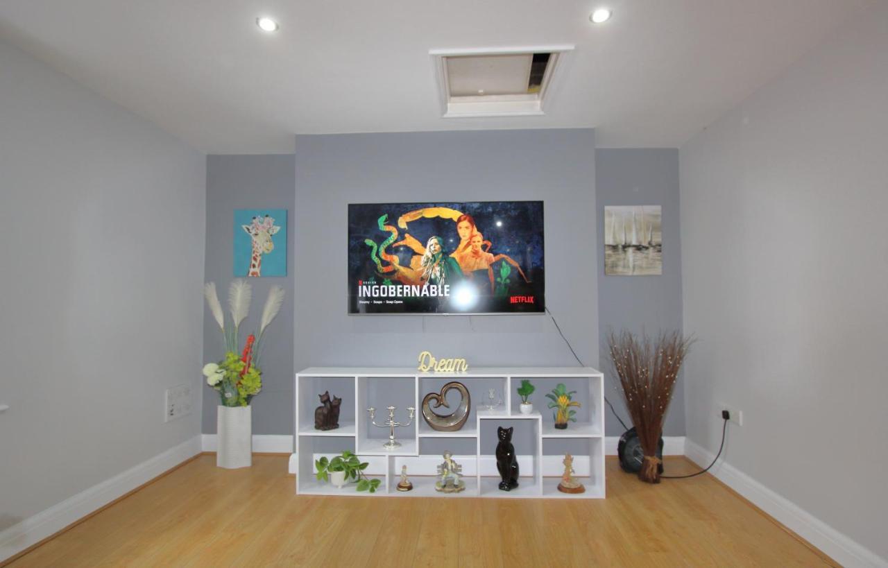 Lovely 2 Bed 2 Bath Flat & Parking By Cozynest *