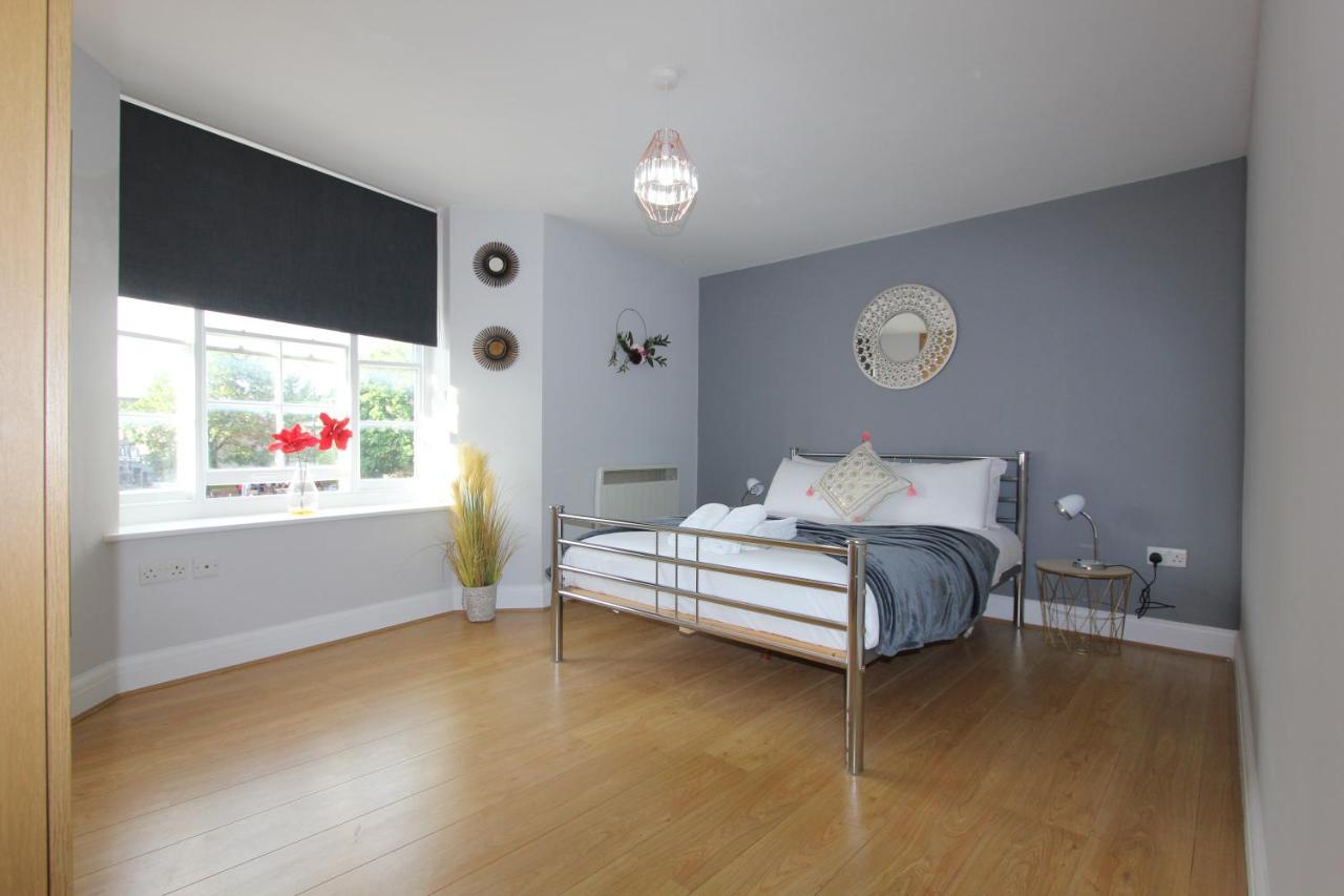 Lovely 2 Bed 2 Bath Flat & Parking By Cozynest Apartment Reading