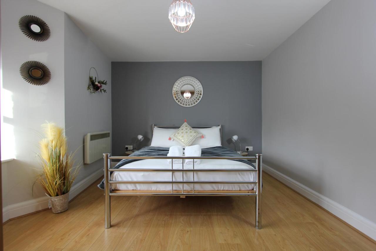 Lovely 2 Bed 2 Bath Flat & Parking By Cozynest Reading