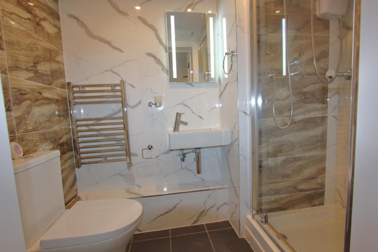 Apartment Lovely 2 Bed 2 Bath Flat & Parking By Cozynest