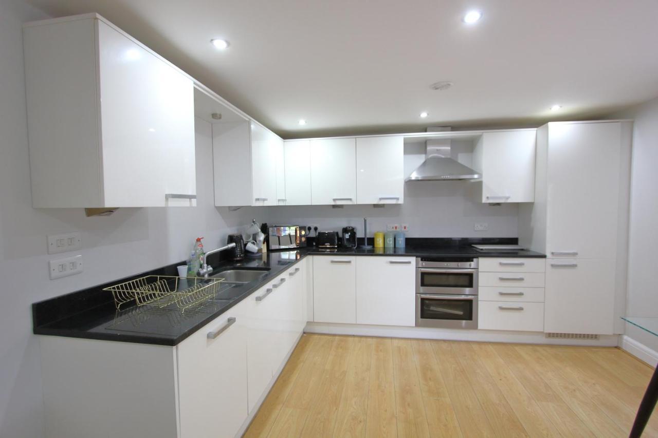 Lovely 2 Bed 2 Bath Flat & Parking By Cozynest
