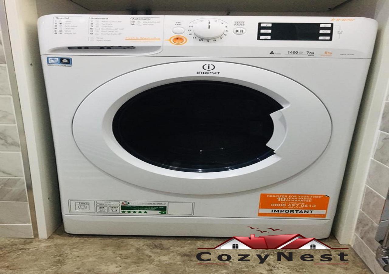 Lovely 2 Bed 2 Bath Flat & Parking By Cozynest * Reading