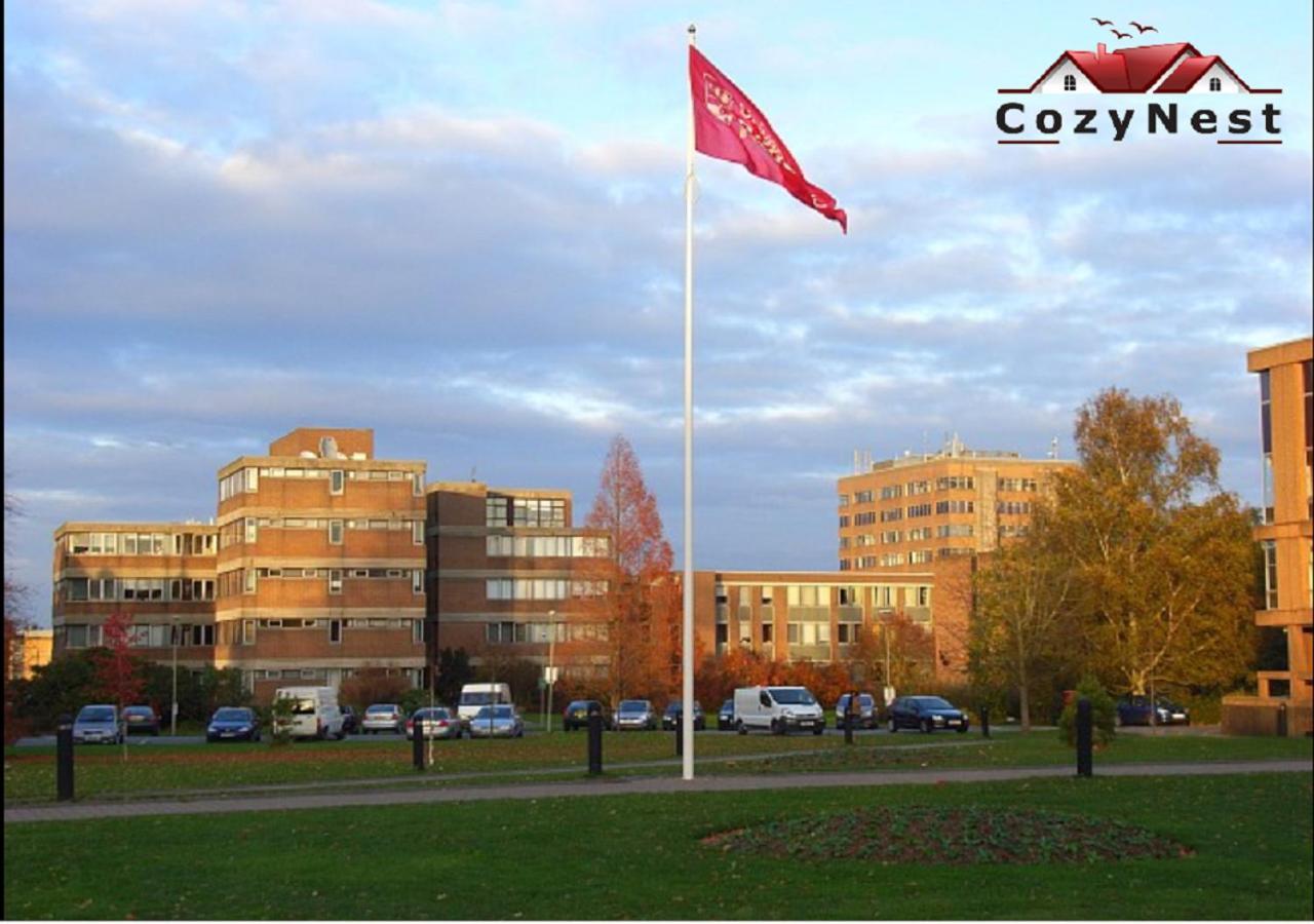 Lovely 2 Bed 2 Bath Flat & Parking By Cozynest Apartment