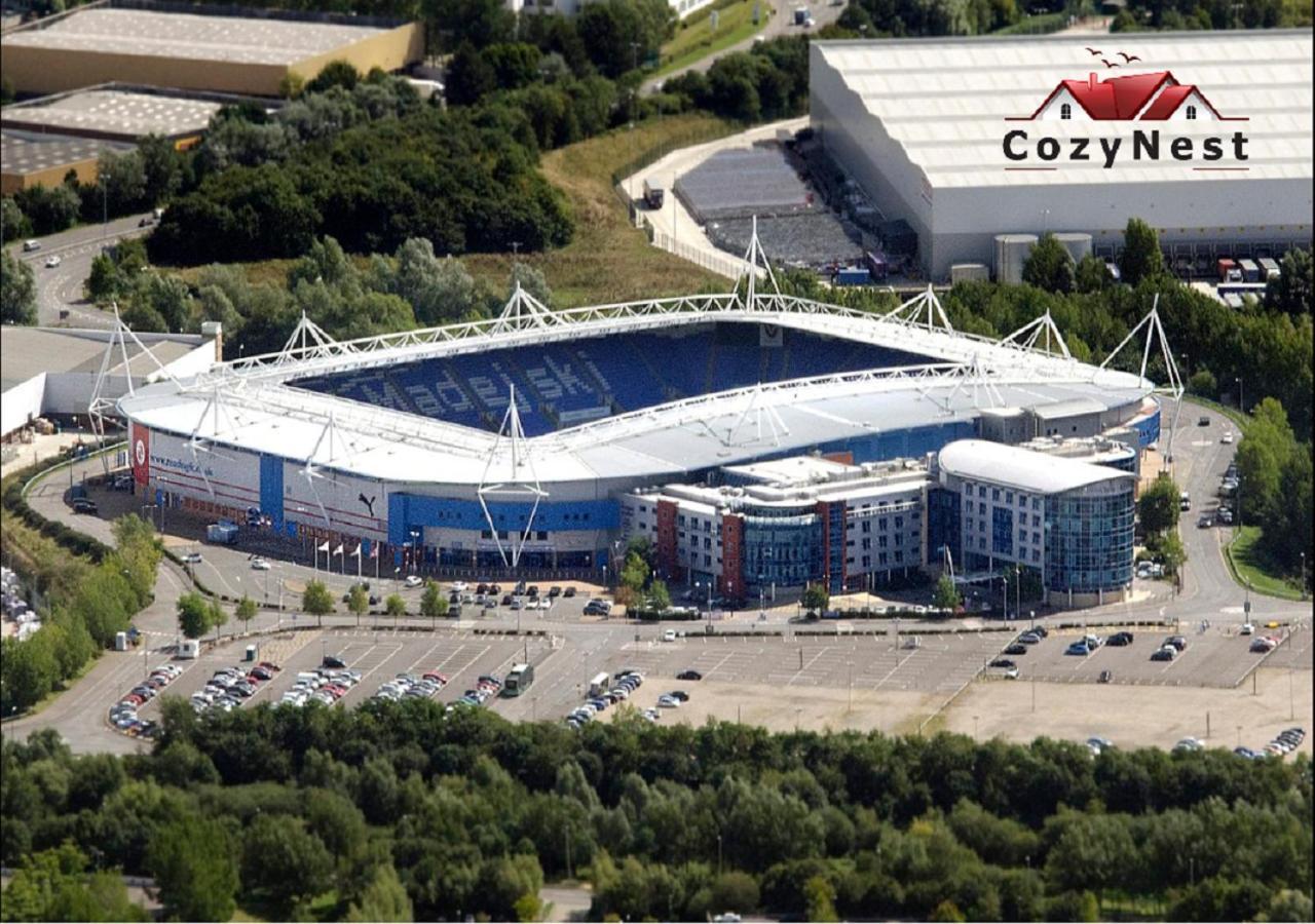 Lovely 2 Bed 2 Bath Flat & Parking By Cozynest Apartment *